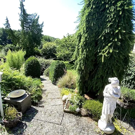 Great Bungalow With Garden بيزيغهايم