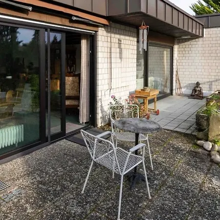 Great Bungalow With Garden شقة بيزيغهايم