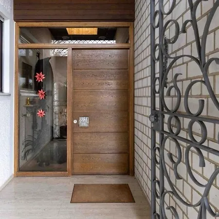 Great Bungalow With Garden بيزيغهايم