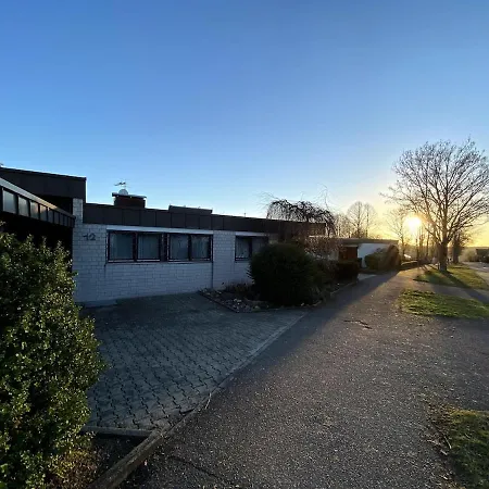 Great Bungalow With Garden بيزيغهايم