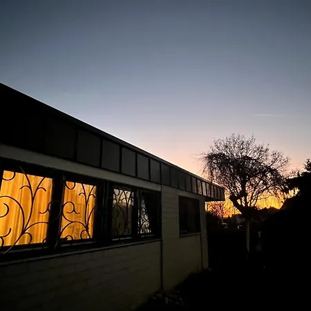 Great Bungalow With Garden بيزيغهايم